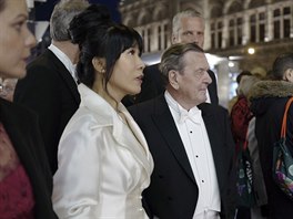 Bývalý nmecký kanclé Gerhard Schröder a jeho manelka Kim So-yeon na...