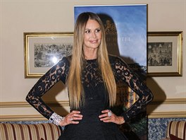 Australská modelka Elle Macphersonová na tradiním Plese v Opee (Víde, 28....
