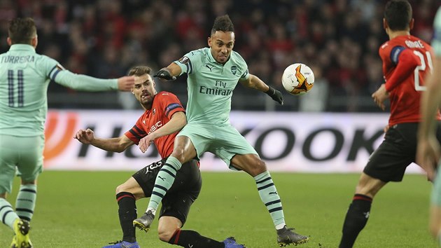 Pierre-Emerick Aubameyang z Arsenalu bojuje s hri Rennes.