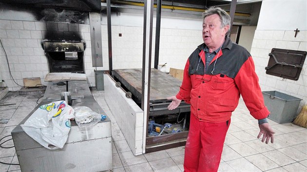 V karlovarskm krematoriu zaala rekonstrukce odstaven kreman pece. Ji Bezdk z brnnsk firmy PKI Teplotechna, jej tm rekonstrukci provd, v zzem s dopravnkem.