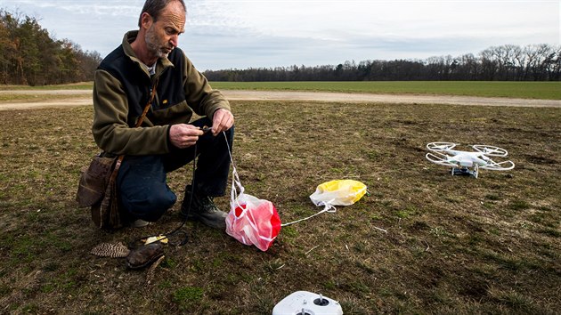 Petr Kolomaznk pipravuje dron s nvnadou.