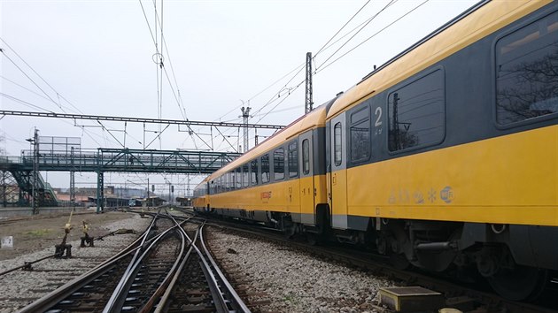 Vlak na Smchov projel nvst zakazujc jzdu a pokodil vyhbku, v dsledku toho vlaky v Praze jezdily omezen (2. bezna 2019).