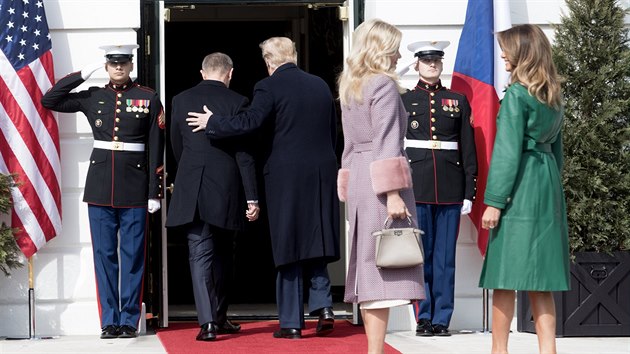 Donald Trump si vede Andreje Babie do Bílého domu, zatímco manelky ekají na...