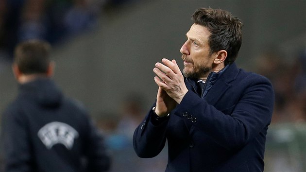 Trenr Eusebio Di Francesco (AS m) povzbuzuje sv svence.