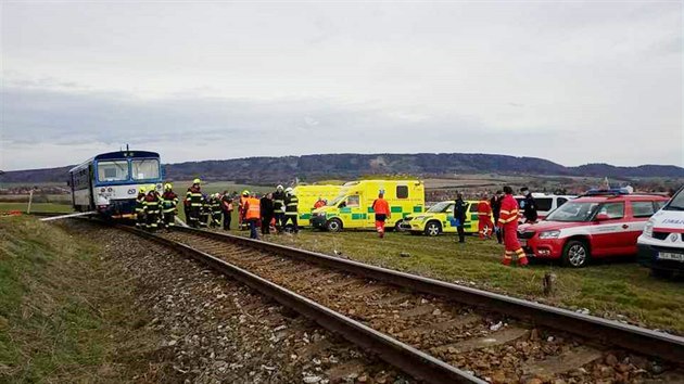 U Ronova nad Doubravou se po poledni srazil osobn vlak s manipulanm. Na mst je est zrannch, jeden cestujc utrpl t잚 zrann. (4. bezna 2019)