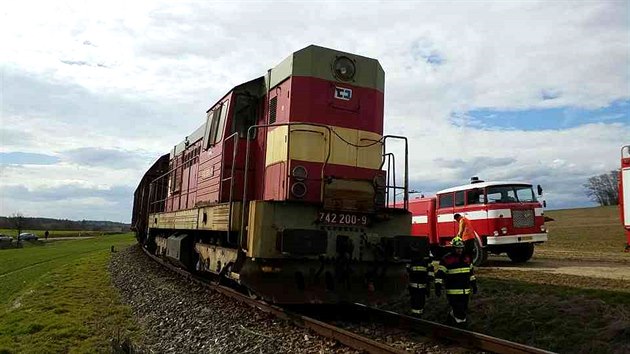 U Ronova nad Doubravou se po poledni srazil osobn vlak s manipulanm. Na mst je est zrannch, jeden cestujc utrpl t잚 zrann. (4. bezna 2019)