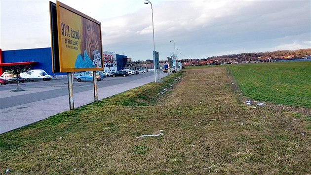 Pozemky pro rozen dlninho sjezdu u Drovic na Prostjovsku se nachz hned u hypermarketu, vlastnci proto odmtaj nhradu za vyvlastnn vyslenou na pouhch 43 korun za metr tveren.