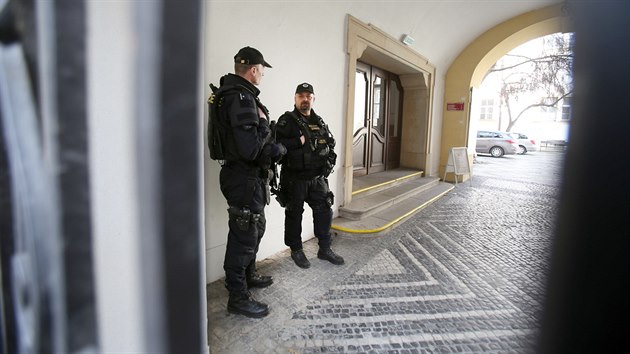 Policisté zasahují na Úřadu městské části Brno-střed. (7. března 2019)