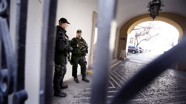 Policist zasahuj na adu mstsk sti Brno-sted. (7. bezna 2019)