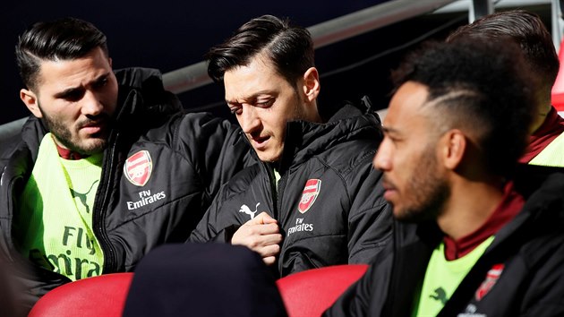 NABIT LAVIKA. Pouze mezi nhradnky Arsenalu zstali pro duel s Tottenhamem Sead Kolainac (vlevo), Mesut zil (uprosted) i Pierre-Emerick Aubameyang (vpravo).