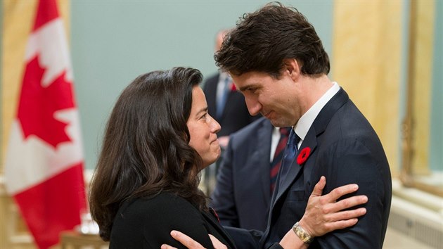 Kanadsk premir Justin Trudeau a tehdej ministryn spravedlnosti Jody Wilson-Raybouldov (4. listopadu 2015)