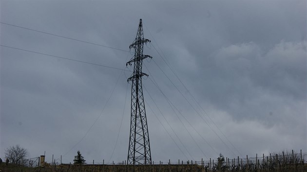 Zdeformovan sloup veden vysokho napt po pdu dalho u Velkch ernosek na Litomicku (4. bezna 2019)