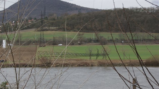 Pd sloupu veden vysokho napt u Velkch ernosek na Litomicku (4. bezna 2019)