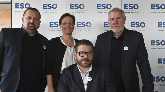 Kandinti hnut ESO - Evropa spolen pro eurovolby (zleva) Petr Fischer, Jan Povil, Jana Spekhorstov a Jaromr ttina
