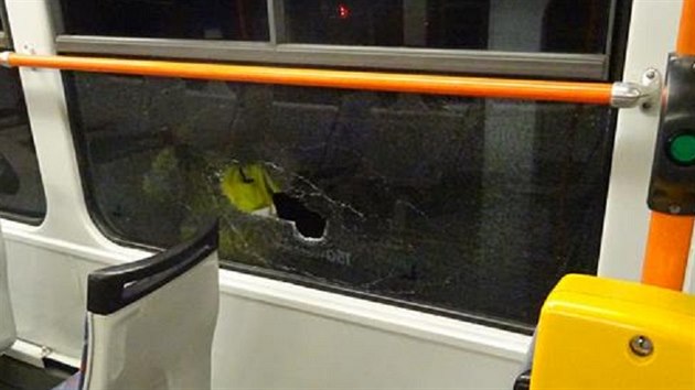 Okno brnnsk tramvaje, kter se rozbilo pot, co do nj opil mladk hodil lahev vodky. Stepy lehce zranily cestujcho uvnit.