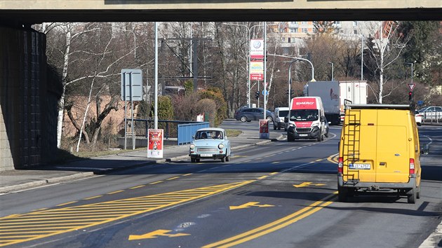 lut vyznaen pechodn vodorovn dopravn znaen v Lidick ulici rozezlilo havlkobrodskou radnici i idie. Kvli odboen k novmu hobbymarketu se zkrtil typroudov sek ped svtelnou kiovatkou. Vznikaj tu kolony a pibv idi, kte novou pravu nechtj respektovat.