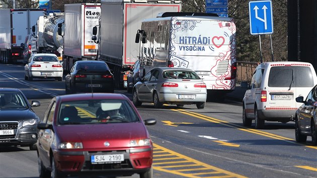 lut vyznaen pechodn vodorovn dopravn znaen v Lidick ulici rozezlilo havlkobrodskou radnici i idie. Kvli odboen k novmu hobbymarketu se zkrtil typroudov sek ped svtelnou kiovatkou. Vznikaj tu kolony a pibv idi, kte novou pravu nechtj respektovat.