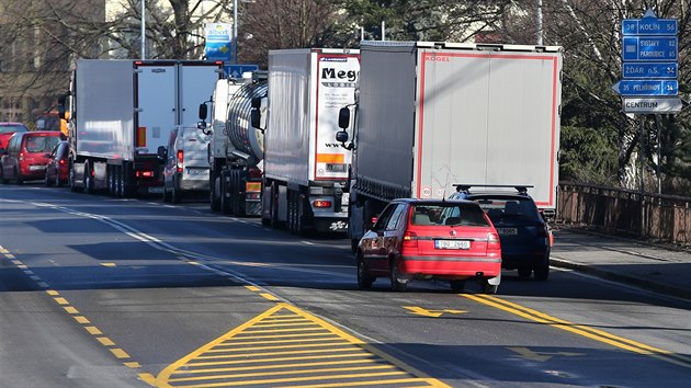 lut vyznaen pechodn vodorovn dopravn znaen v Lidick ulici rozezlilo havlkobrodskou radnici i idie. Kvli odboen k novmu hobbymarketu se zkrtil typroudov sek ped svtelnou kiovatkou. Vznikaj tu kolony a pibv idi, kte novou pravu nechtj respektovat.