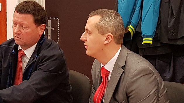 Obalovan dozorce Miroslav Hupka se svm obhjcem ped Okresnm soudem v Litomicch. (1. bezna 2019)