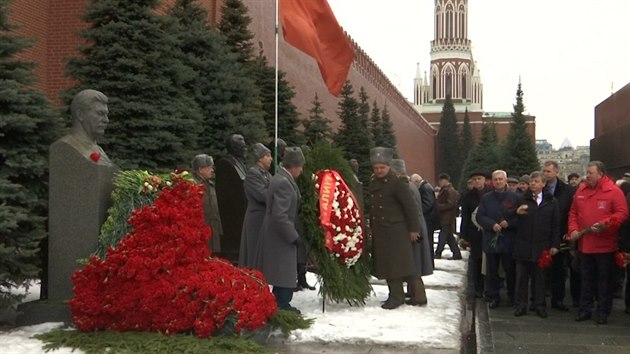 Komunist se klanli Stalinovi v den vro jeho smrti