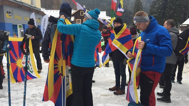 Nkolik starost, sentor a jejich pznivc a ptel vynesli na Snku vlajky Tibetu (9.3.2019).