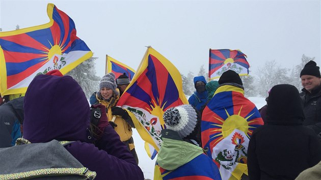 Nkolik starost, sentor a jejich pznivc a ptel vyneslo na Snku vlajky Tibetu (9.3.2019).