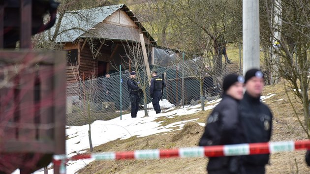 Policist zasahuj ve Zdchov pot, co lev usmrtil svho chovatele.