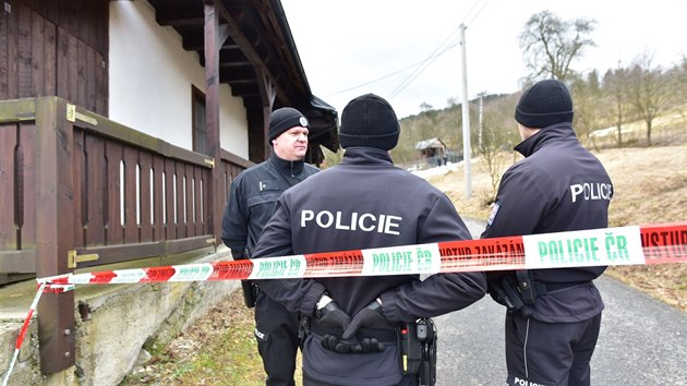 Policist zasahuj ve Zdchov pot, co lev usmrtil svho chovatele.