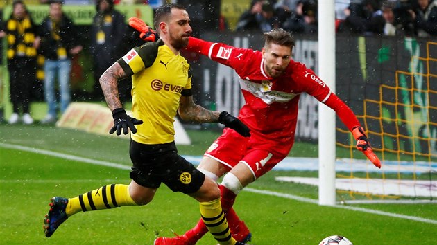 Paco Alcarer z Borussie Dortmund dobh m ped brankem Stuttgartu Ronem-Robertem Zielerem.