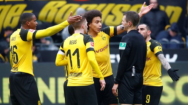 Fotbalist Borussie Dortmund se dohaduj s rozhodm.