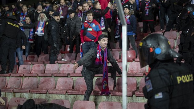 Policie zasahuje proti plzeskm fanoukm na stadionu Sparty.