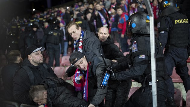 Policie zasahuje proti plzeskm fanoukm na stadionu Sparty