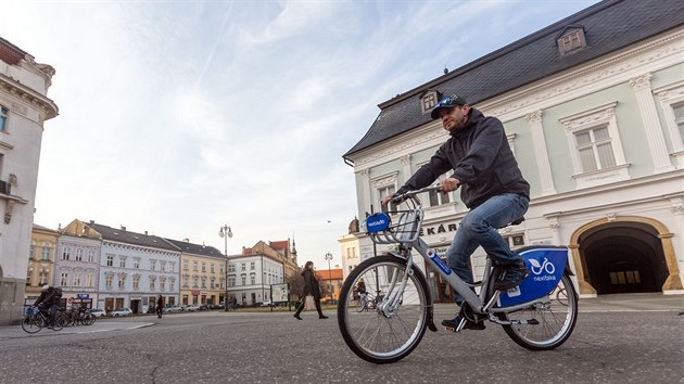 V Prostjov, kde je dky rovinatmu ternu jzda na kole velmi populrn, otevela od zatku bezna veejn pjovna bicykl.