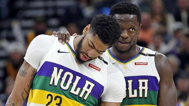 Anthony Davis (23) a Julius Randle z New Orleans.