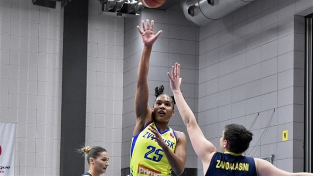 Alyssa Thomasov (25) z USK Praha stl pes Cecilii  Zandalasiniovou z Fenerbahce.