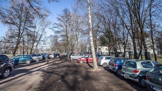Mlo parkovacch mst ve Fakultn nemocnici v Hradci Krlov nut idie parkovat mezi stromy na nbe Labe.