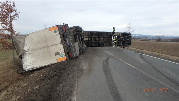 Nkladn vz s pvsem zablokoval silnici z astolovic do Kvasin (4.3.2019).