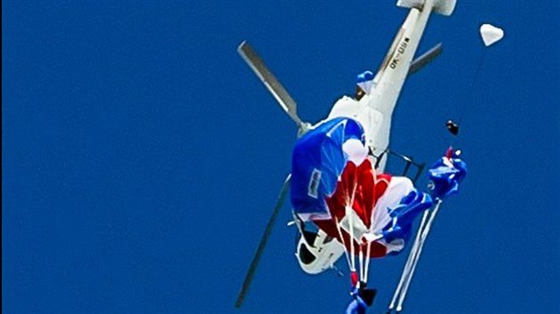 Parašutisté skákali v Herlíkovicích při mistrovství světa v paraski z kilometrové výšky. Musejí trefit dvoucentimetrový bod na molitanovém doskočišti (27. 2. 2019).