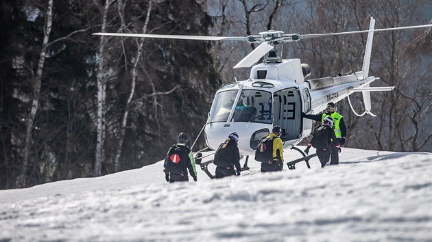 Parašutisté skákali v Herlíkovicích při mistrovství světa v paraski z kilometrové výšky. Musejí trefit dvoucentimetrový bod na molitanovém doskočišti (27. 2. 2019).