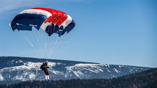 Parašutisté skákali v Herlíkovicích při mistrovství světa v paraski z kilometrové výšky. Musejí trefit dvoucentimetrový bod na molitanovém doskočišti (27. 2. 2019).