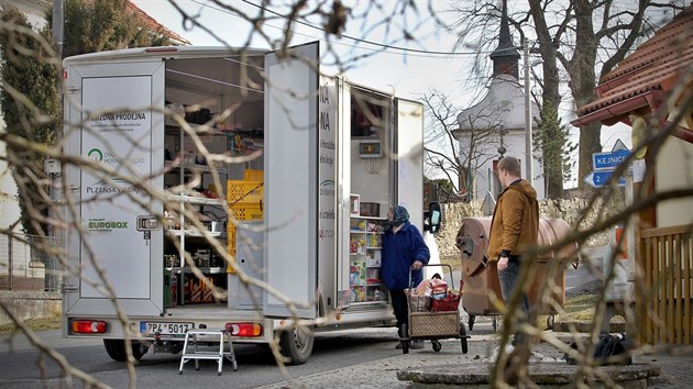 Pojzdn prodejna slou na Horaovicku pedevm starm lidem. Ti by bez n mli ivot podstatn sloitj. (26. 2. 2019)