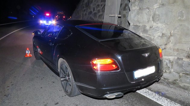 Po nehod vozidla znaky Bentley Continental se koda vyplhala na pl milionu korun. Pod elezninm mostem mu nedala pednost idika jinho auta.