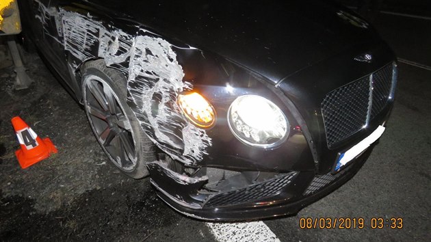 Po nehod vozidla znaky Bentley Continental se koda vyplhala na pl milionu korun. Pod elezninm mostem mu nedala pednost idika jinho auta.
