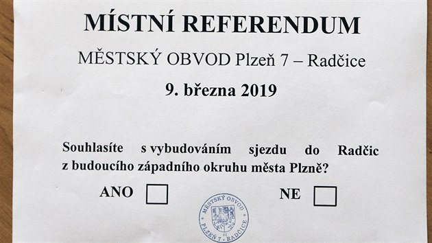 Obyvatel Radic se vyjdili k plnovan stavb silnice, kter by mstskou st spojila se zpadnm silninm okruhem. (9. 3. 2019)