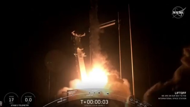 Start rakety Falcon 9 spolenosti SpaceX s lod Crew Dragon.