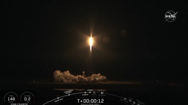 Start rakety Falcon 9 spolenosti SpaceX s lod Crew Dragon.
