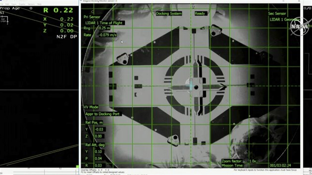 Zbr z lodi Crew Dragon spolenosti SpaceX ped pipojenm k ISS.