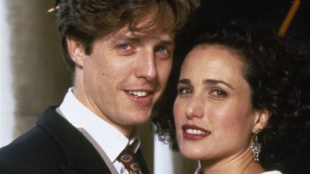 Hugh Grant a Andie MacDowellov ve filmu tyi svatby a jeden poheb (1994)