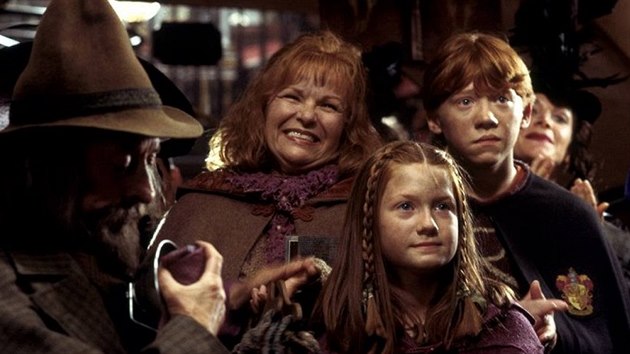 Julie Waltersov, Bonnie Wrightov a Rupert Grint ve filmu Harry Potter a Tajemn komnata (2002)