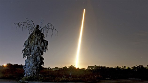 Start rakety Falcon 9 spolenosti SpaceX s lod Crew Dragon. (2. bezna 2019)